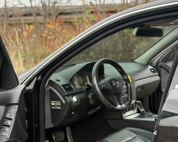 Чорний Мерседес Ц-Клас, об'ємом двигуна 2.99 л та пробігом 325 тис. км за 9999 $, фото 28 на Automoto.ua