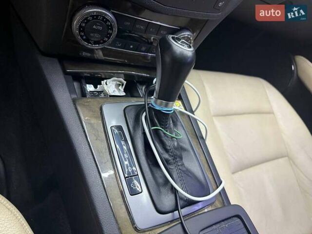 Черный Мерседес Ц-Класс, объемом двигателя 3 л и пробегом 240 тыс. км за 9800 $, фото 9 на Automoto.ua