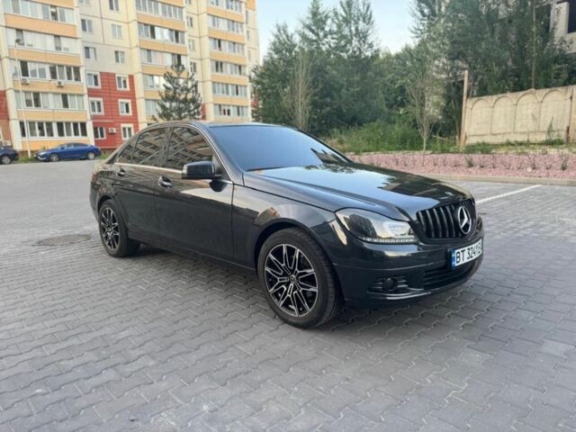Чорний Мерседес Ц-Клас, об'ємом двигуна 1.8 л та пробігом 280 тис. км за 9000 $, фото 1 на Automoto.ua