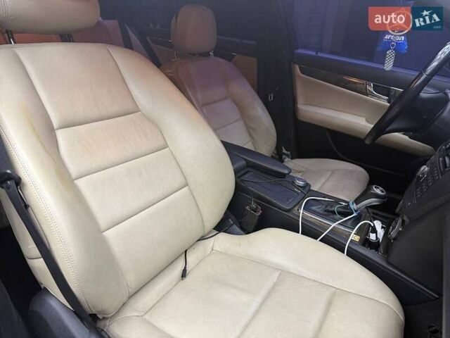 Черный Мерседес Ц-Класс, объемом двигателя 3 л и пробегом 240 тыс. км за 9800 $, фото 19 на Automoto.ua