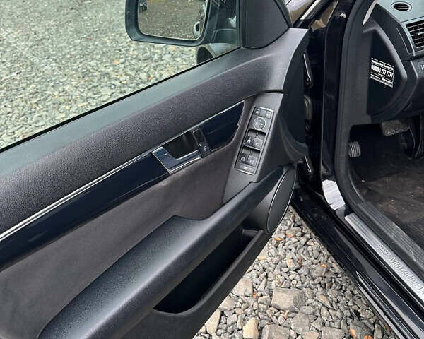 Чорний Мерседес Ц-Клас, об'ємом двигуна 2.2 л та пробігом 350 тис. км за 8900 $, фото 10 на Automoto.ua