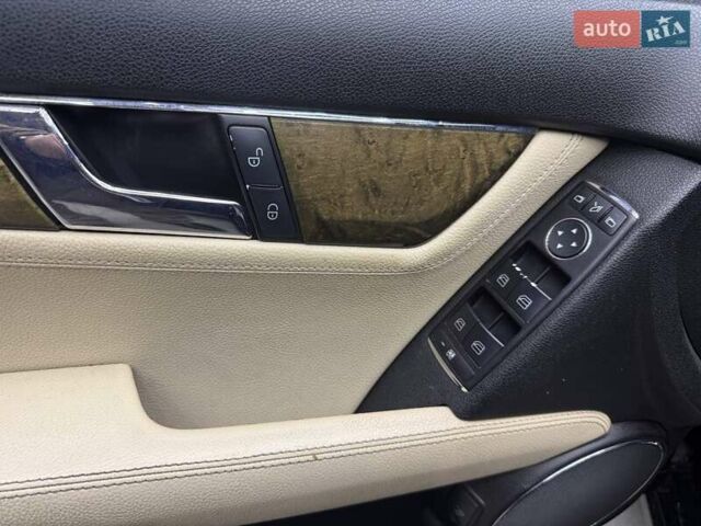 Черный Мерседес Ц-Класс, объемом двигателя 3 л и пробегом 240 тыс. км за 9800 $, фото 6 на Automoto.ua