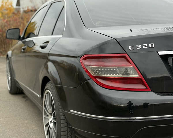 Чорний Мерседес Ц-Клас, об'ємом двигуна 2.99 л та пробігом 325 тис. км за 9999 $, фото 12 на Automoto.ua