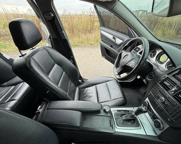 Чорний Мерседес Ц-Клас, об'ємом двигуна 2.99 л та пробігом 325 тис. км за 9999 $, фото 18 на Automoto.ua