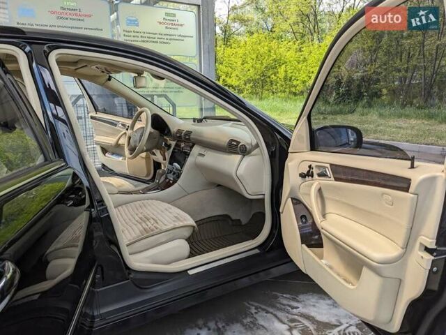 Чорний Мерседес Ц-Клас, об'ємом двигуна 3 л та пробігом 218 тис. км за 6600 $, фото 12 на Automoto.ua
