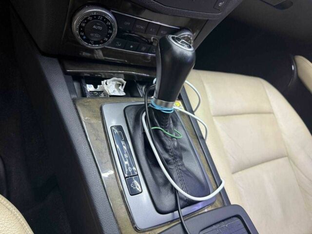 Черный Мерседес Ц-Класс, объемом двигателя 3 л и пробегом 240 тыс. км за 9800 $, фото 9 на Automoto.ua