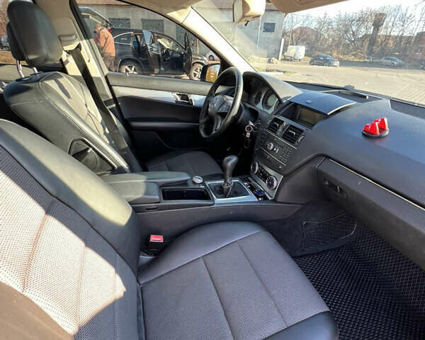 Чорний Мерседес Ц-Клас, об'ємом двигуна 2.2 л та пробігом 422 тис. км за 7570 $, фото 8 на Automoto.ua