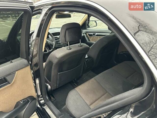 Черный Мерседес Ц-Класс, объемом двигателя 2.1 л и пробегом 292 тыс. км за 9500 $, фото 15 на Automoto.ua