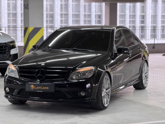 Черный Мерседес Ц-Класс, объемом двигателя 1.8 л и пробегом 300 тыс. км за 11000 $, фото 1 на Automoto.ua