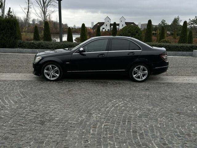 Чорний Мерседес Ц-Клас, об'ємом двигуна 3 л та пробігом 300 тис. км за 8200 $, фото 1 на Automoto.ua