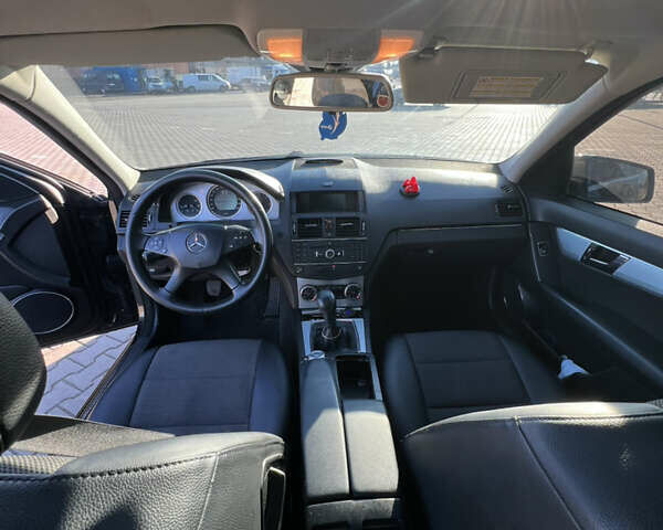 Чорний Мерседес Ц-Клас, об'ємом двигуна 2.2 л та пробігом 422 тис. км за 7570 $, фото 15 на Automoto.ua