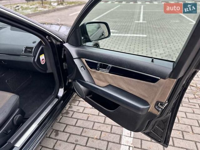 Черный Мерседес Ц-Класс, объемом двигателя 2.1 л и пробегом 292 тыс. км за 9500 $, фото 17 на Automoto.ua