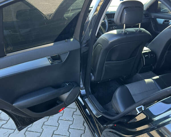 Чорний Мерседес Ц-Клас, об'ємом двигуна 2.2 л та пробігом 422 тис. км за 7570 $, фото 12 на Automoto.ua