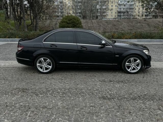 Чорний Мерседес Ц-Клас, об'ємом двигуна 3 л та пробігом 300 тис. км за 8200 $, фото 5 на Automoto.ua