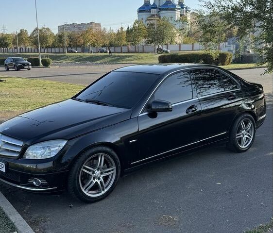Чорний Мерседес Ц-Клас, об'ємом двигуна 1.8 л та пробігом 250 тис. км за 7500 $, фото 1 на Automoto.ua