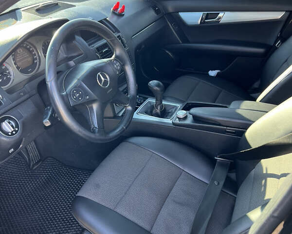 Чорний Мерседес Ц-Клас, об'ємом двигуна 2.2 л та пробігом 422 тис. км за 7570 $, фото 13 на Automoto.ua