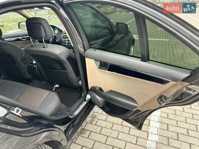 Черный Мерседес Ц-Класс, объемом двигателя 2.1 л и пробегом 292 тыс. км за 9500 $, фото 16 на Automoto.ua