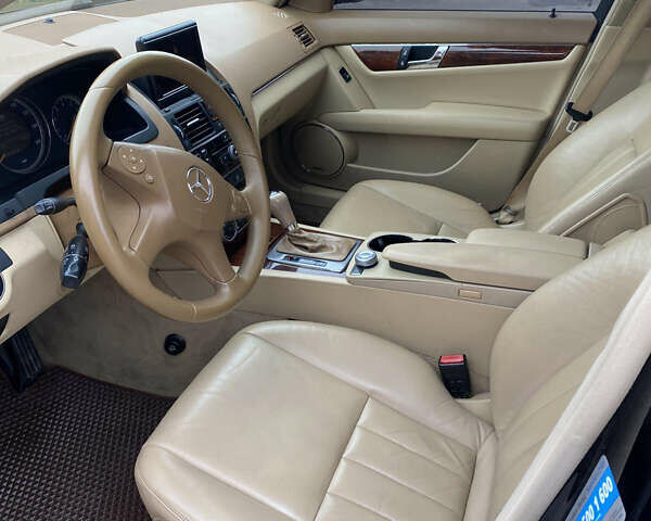Мерседес Ц-Клас 2008 у Василькове на Automoto.ua Чорний Мерседес Ц-Клас, об'ємом двигуна 3 л та пробігом 300 тис. км за 8800 $, фото 5 на Automoto.ua