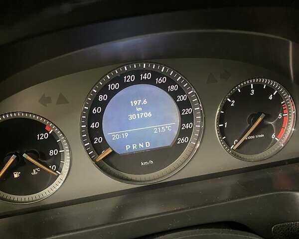 Черный Мерседес Ц-Класс, объемом двигателя 2.1 л и пробегом 302 тыс. км за 8800 $, фото 14 на Automoto.ua