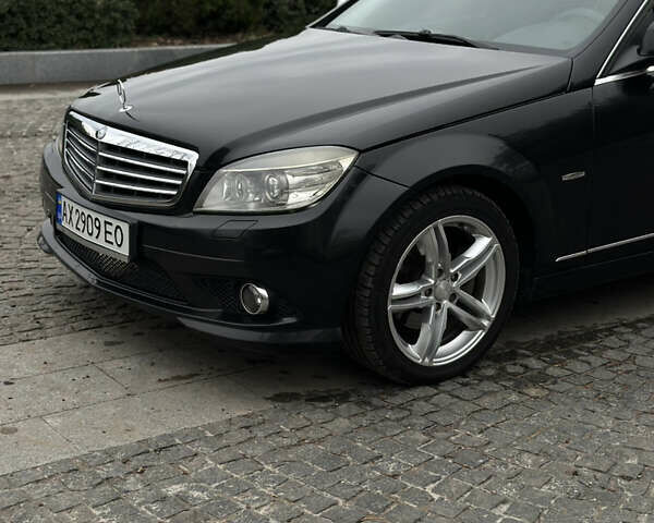 Черный Мерседес Ц-Класс, объемом двигателя 3 л и пробегом 300 тыс. км за 8200 $, фото 6 на Automoto.ua