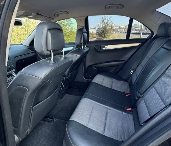 Чорний Мерседес Ц-Клас, об'ємом двигуна 1.8 л та пробігом 250 тис. км за 7500 $, фото 6 на Automoto.ua