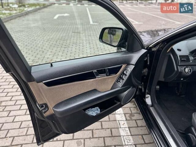 Черный Мерседес Ц-Класс, объемом двигателя 2.1 л и пробегом 292 тыс. км за 9500 $, фото 12 на Automoto.ua