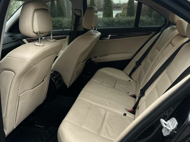 Чорний Мерседес Ц-Клас, об'ємом двигуна 3 л та пробігом 300 тис. км за 8200 $, фото 10 на Automoto.ua