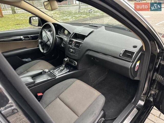 Черный Мерседес Ц-Класс, объемом двигателя 2.1 л и пробегом 292 тыс. км за 9500 $, фото 18 на Automoto.ua