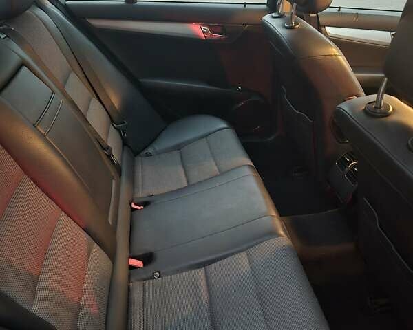 Черный Мерседес Ц-Класс, объемом двигателя 2.2 л и пробегом 242 тыс. км за 8900 $, фото 18 на Automoto.ua