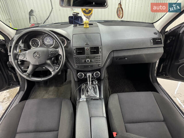 Черный Мерседес Ц-Класс, объемом двигателя 2.2 л и пробегом 253 тыс. км за 9800 $, фото 13 на Automoto.ua