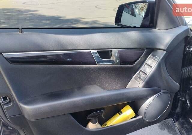 Черный Мерседес Ц-Класс, объемом двигателя 1.8 л и пробегом 125 тыс. км за 12500 $, фото 40 на Automoto.ua