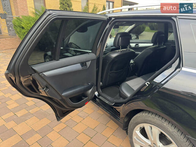 Чорний Мерседес Ц-Клас, об'ємом двигуна 2.14 л та пробігом 349 тис. км за 9950 $, фото 13 на Automoto.ua