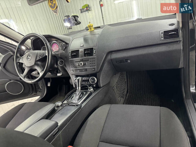 Черный Мерседес Ц-Класс, объемом двигателя 2.2 л и пробегом 253 тыс. км за 9800 $, фото 1 на Automoto.ua