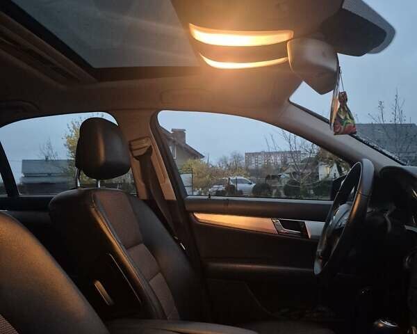 Черный Мерседес Ц-Класс, объемом двигателя 2.2 л и пробегом 242 тыс. км за 8900 $, фото 12 на Automoto.ua