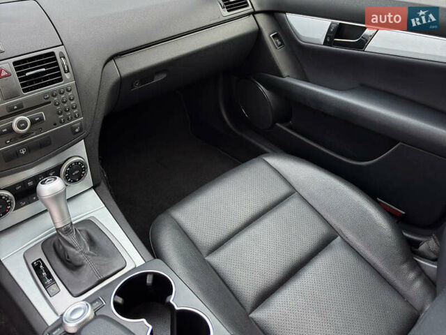 Чорний Мерседес Ц-Клас, об'ємом двигуна 3 л та пробігом 160 тис. км за 12800 $, фото 11 на Automoto.ua