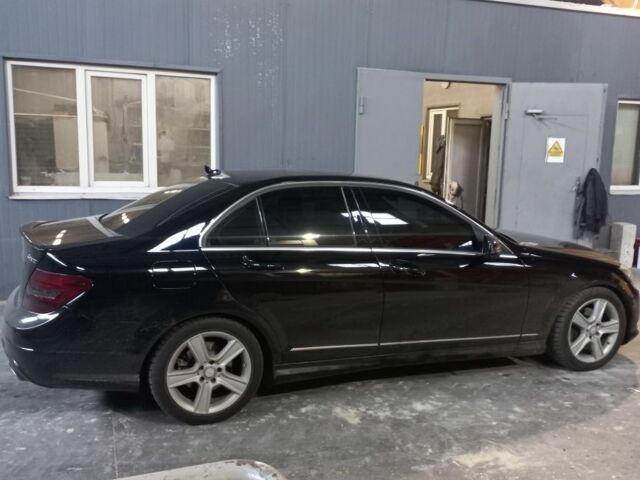 Чорний Мерседес Ц-Клас, об'ємом двигуна 3 л та пробігом 210 тис. км за 12300 $, фото 4 на Automoto.ua