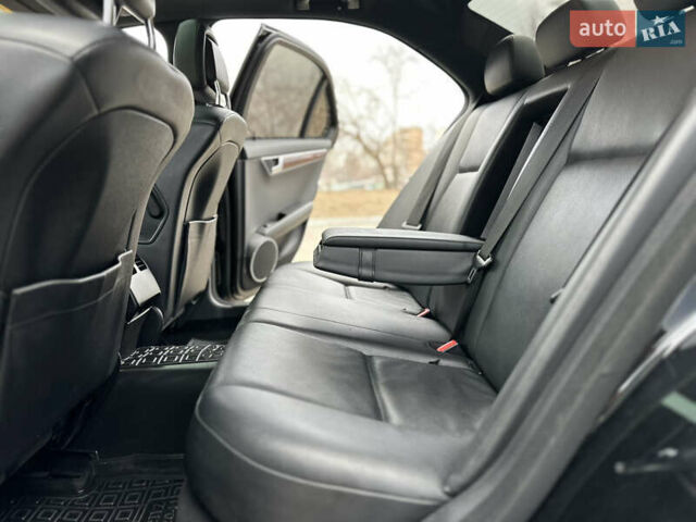 Черный Мерседес Ц-Класс, объемом двигателя 3 л и пробегом 270 тыс. км за 12500 $, фото 32 на Automoto.ua