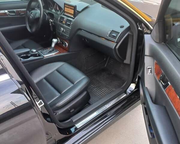 Черный Мерседес Ц-Класс, объемом двигателя 3 л и пробегом 211 тыс. км за 12300 $, фото 5 на Automoto.ua