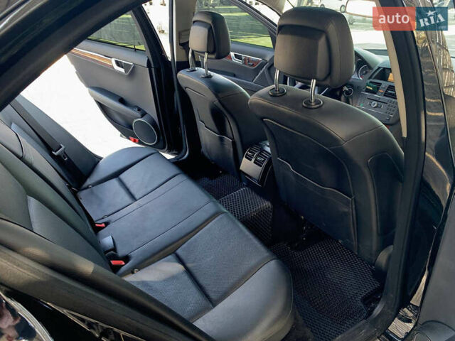 Чорний Мерседес Ц-Клас, об'ємом двигуна 3 л та пробігом 300 тис. км за 9100 $, фото 17 на Automoto.ua