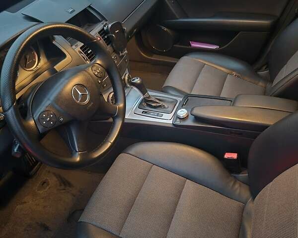 Черный Мерседес Ц-Класс, объемом двигателя 2.2 л и пробегом 242 тыс. км за 8900 $, фото 11 на Automoto.ua