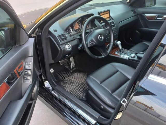 Чорний Мерседес Ц-Клас, об'ємом двигуна 3 л та пробігом 210 тис. км за 12300 $, фото 2 на Automoto.ua