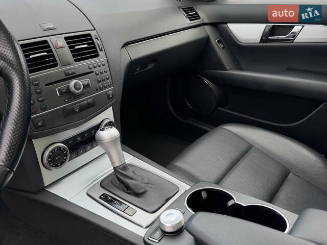 Чорний Мерседес Ц-Клас, об'ємом двигуна 3 л та пробігом 160 тис. км за 12800 $, фото 5 на Automoto.ua