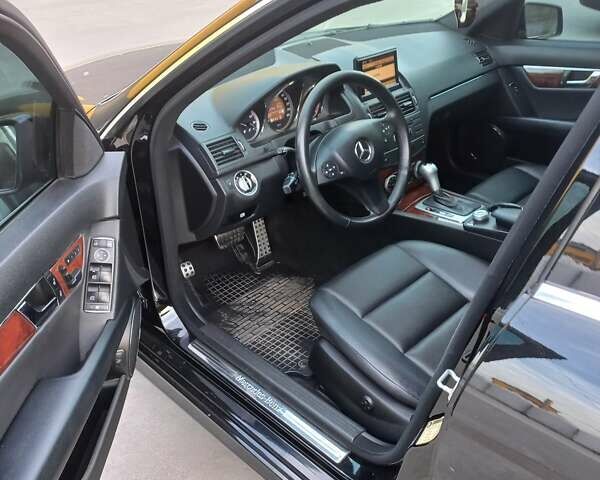 Черный Мерседес Ц-Класс, объемом двигателя 3 л и пробегом 211 тыс. км за 12300 $, фото 7 на Automoto.ua