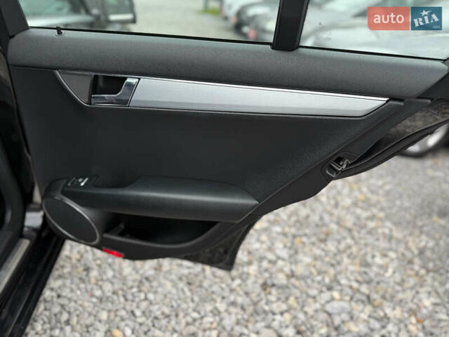 Чорний Мерседес Ц-Клас, об'ємом двигуна 1.8 л та пробігом 217 тис. км за 10850 $, фото 28 на Automoto.ua