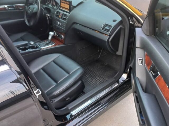 Чорний Мерседес Ц-Клас, об'ємом двигуна 3 л та пробігом 210 тис. км за 12300 $, фото 1 на Automoto.ua