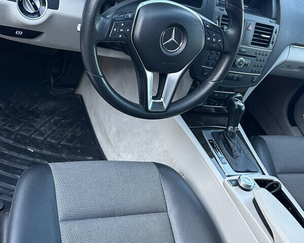 Чорний Мерседес Ц-Клас, об'ємом двигуна 2.2 л та пробігом 255 тис. км за 10650 $, фото 9 на Automoto.ua