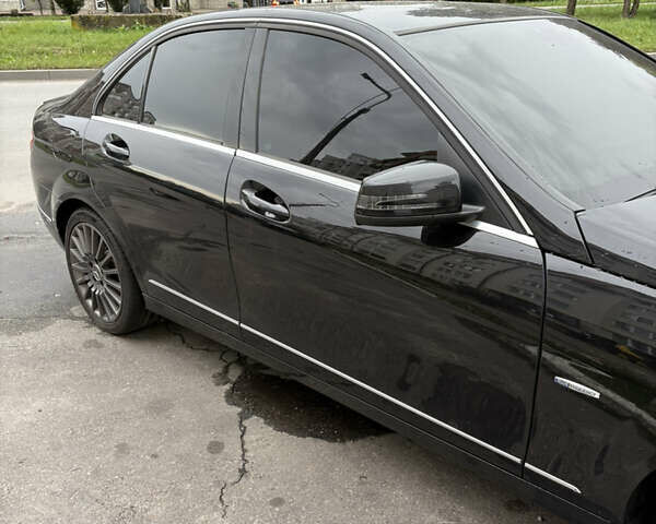 Чорний Мерседес Ц-Клас, об'ємом двигуна 2.14 л та пробігом 295 тис. км за 6500 $, фото 3 на Automoto.ua