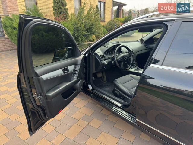 Чорний Мерседес Ц-Клас, об'ємом двигуна 2.14 л та пробігом 349 тис. км за 9950 $, фото 7 на Automoto.ua