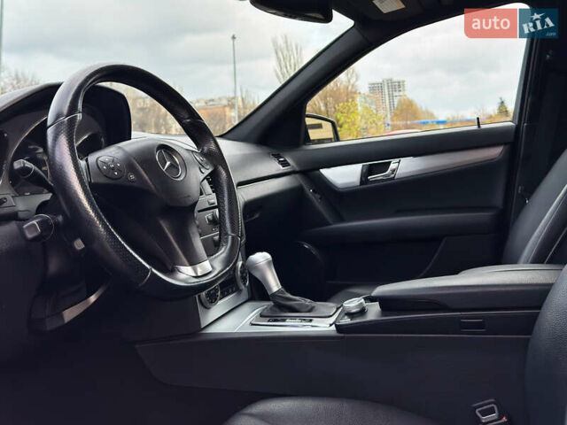 Чорний Мерседес Ц-Клас, об'ємом двигуна 3 л та пробігом 160 тис. км за 12800 $, фото 16 на Automoto.ua