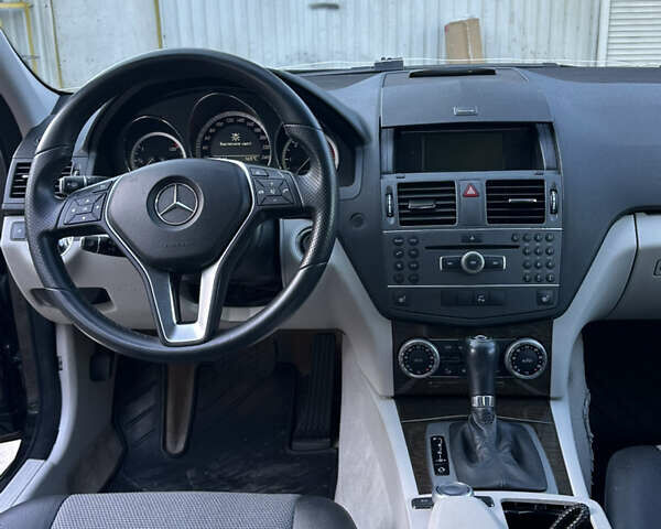 Чорний Мерседес Ц-Клас, об'ємом двигуна 2.2 л та пробігом 255 тис. км за 10650 $, фото 14 на Automoto.ua